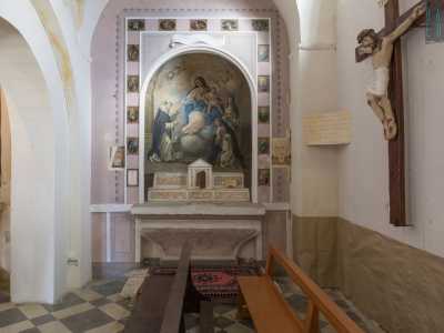 Ci spostiamo ora nella navata di destra nel cui abside � presente un dipinto della Madonna del Rosario col Bambino, circondata da Santa Caterina, Santa Rosa e San Domenico
